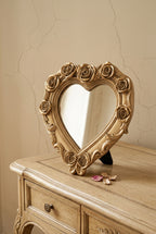 Miroir cœur roses sculptées, 14×13,8 cm. Vue d'ensemble.