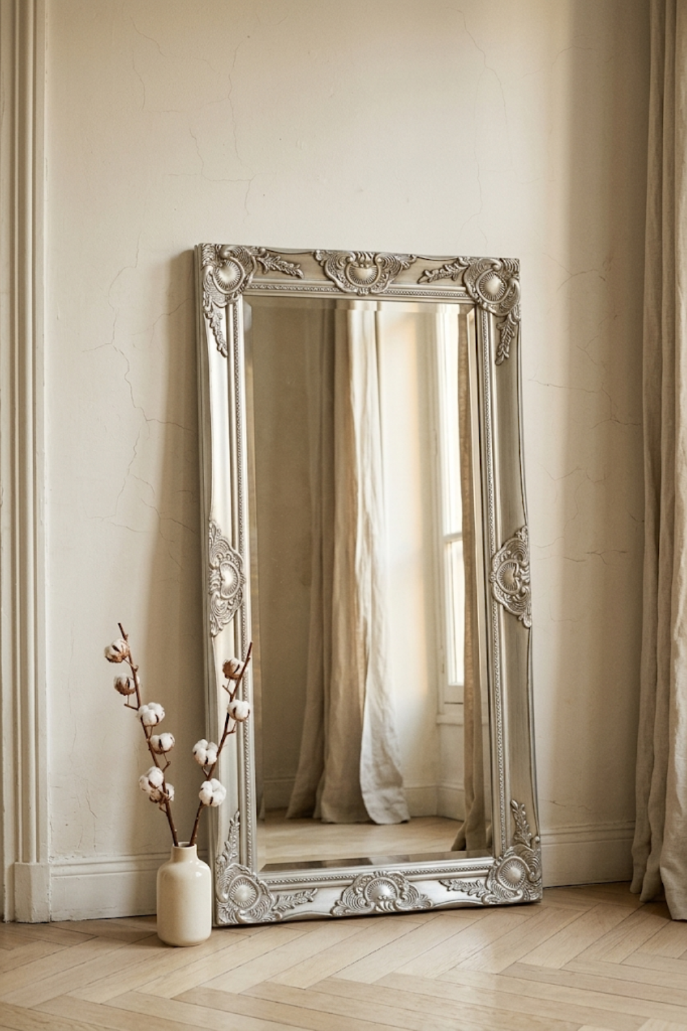 Grand miroir baroque, argent patiné 100×50 cm. Vue d'ensemble.