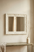 Miroir baroque, blanc patiné 50×40 cm. Vue d'ensemble.
