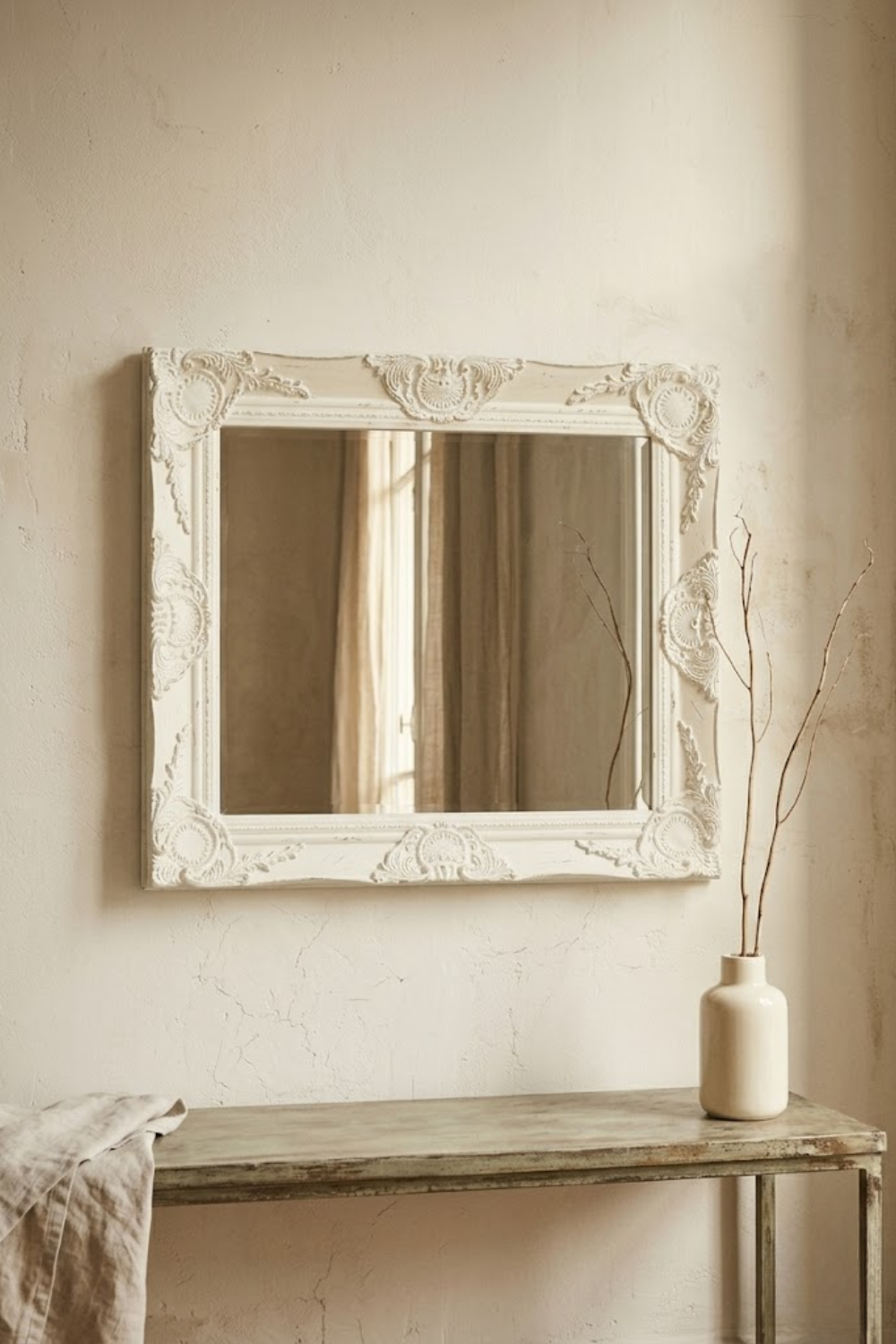 Miroir baroque, blanc patiné 50×40 cm. Vue d'ensemble.
