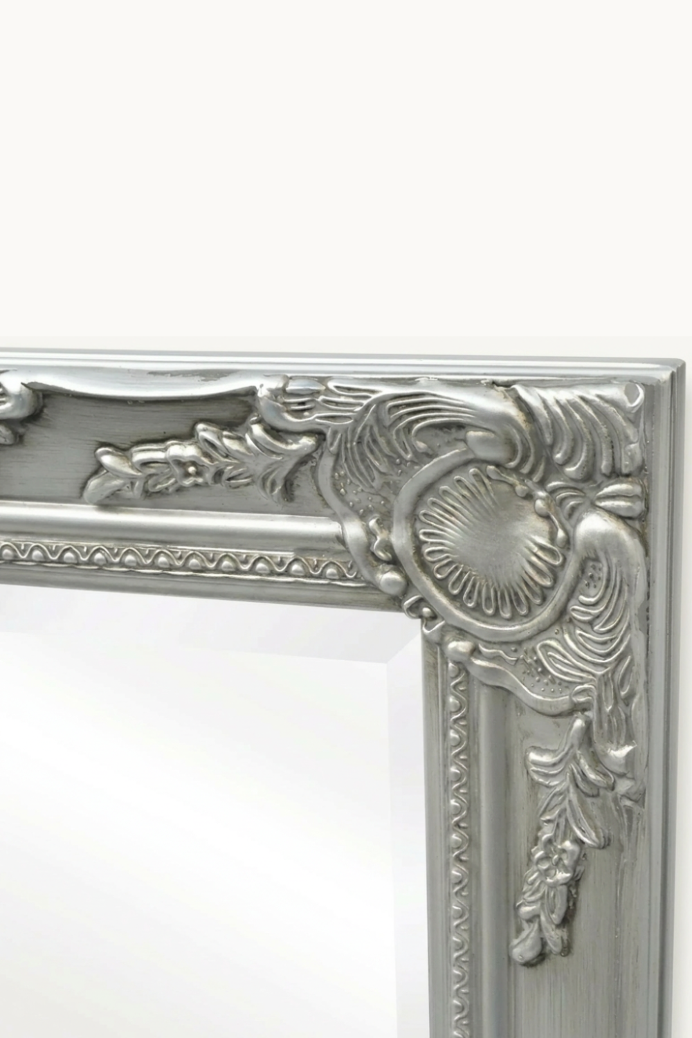 Grand miroir baroque, argent patiné 100×50 cm. Détail du cadre en gros plan.
