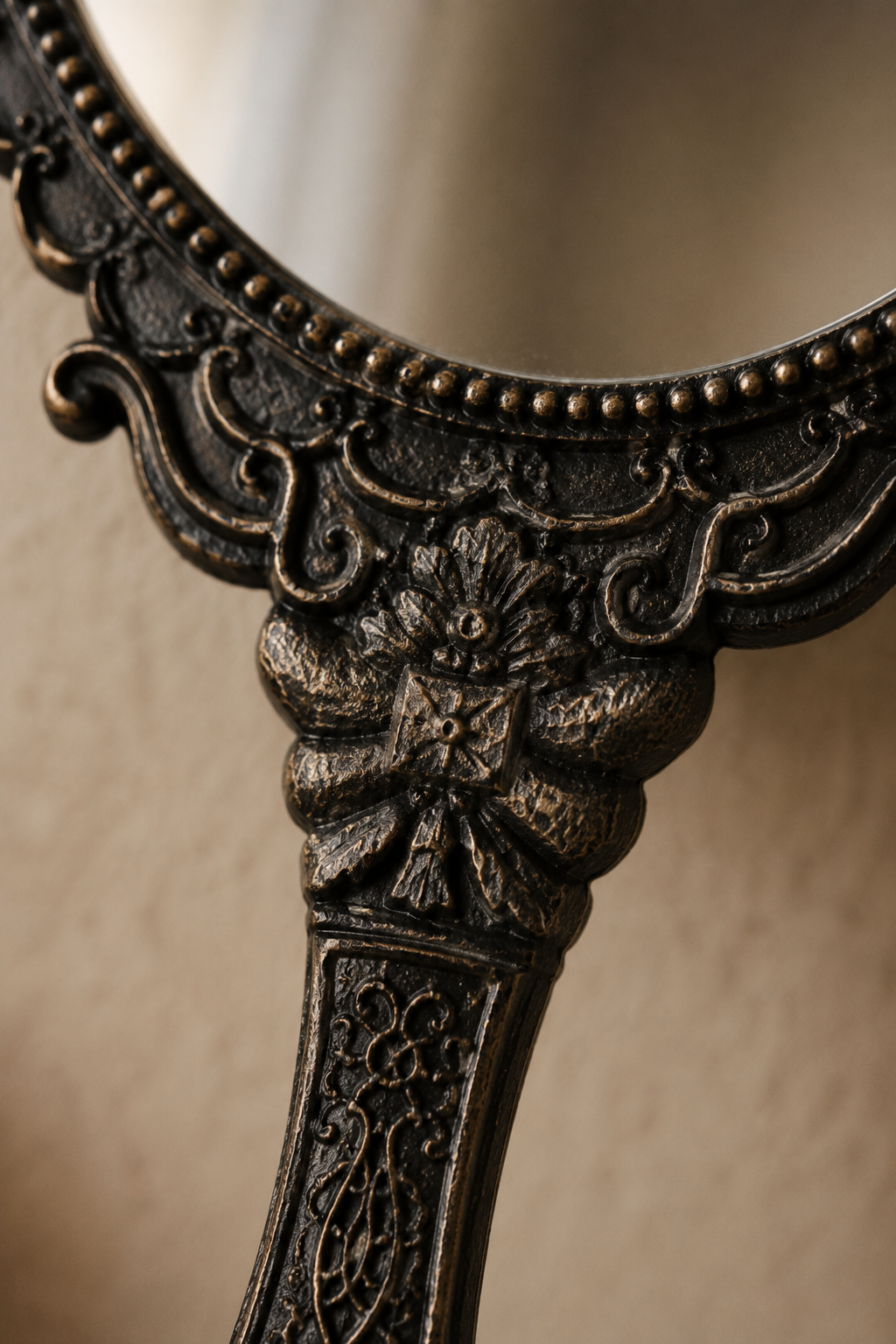 Miroir à main, noir baroque 11,5×25 cm, gros plan sur les motifs gravés du cadre.