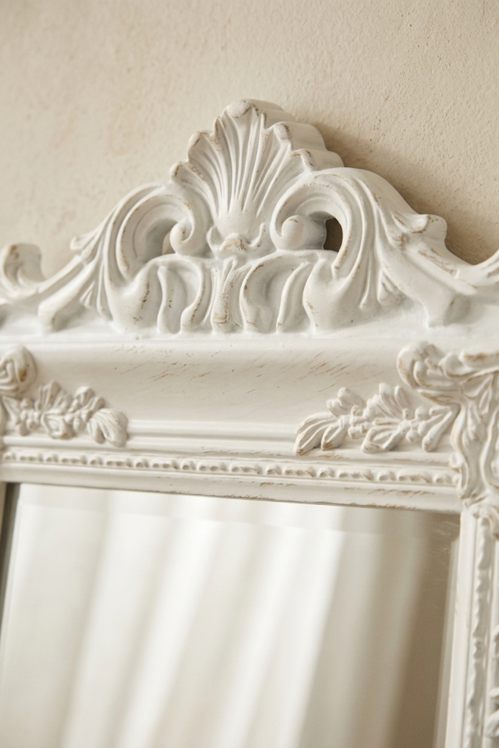 Psyché baroque, blanc patiné 40×160 cm. Détail du cadre en gros plan.