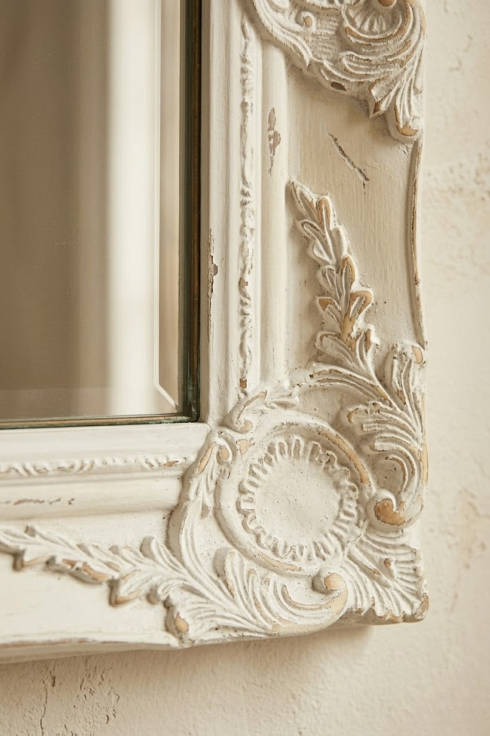 Miroir baroque, blanc patiné 50×40 cm. Détail du cadre en gros plan.