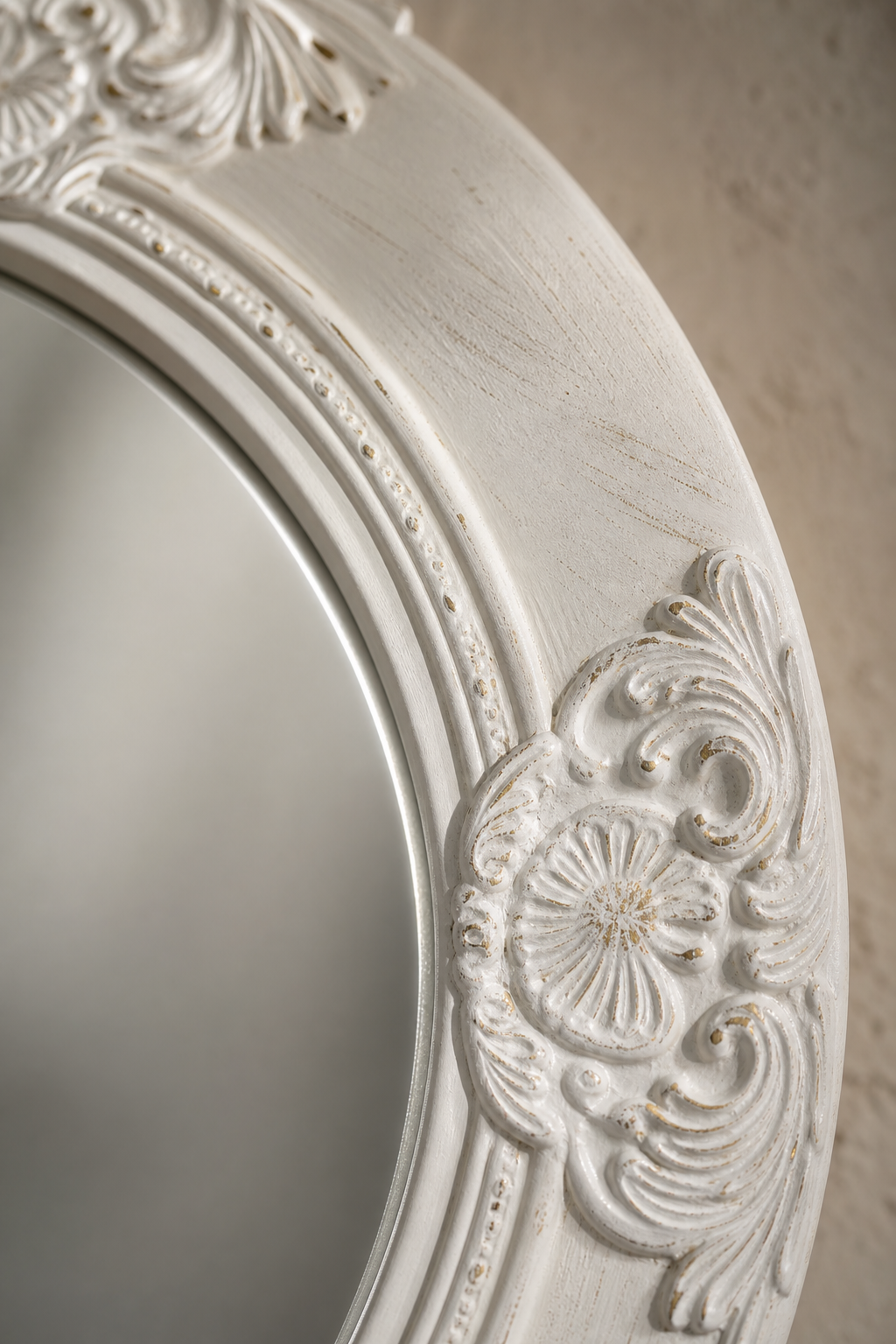 Miroir rond baroque, ⌀50 cm. Détail du cadre en gros plan.