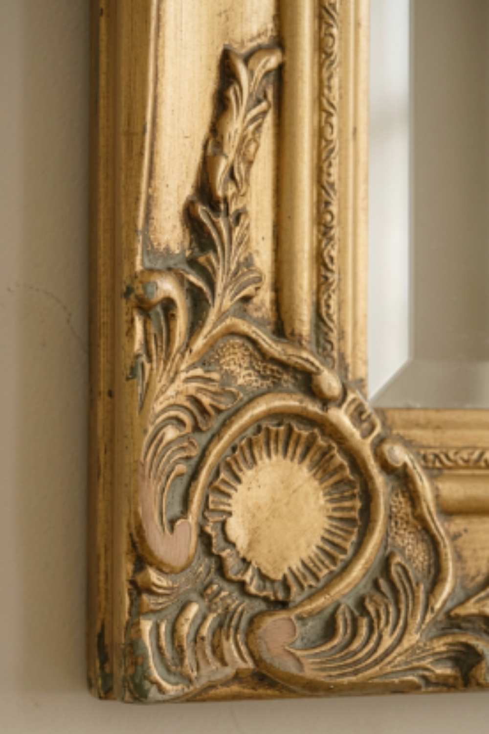 Miroir baroque doré, 60×40 cm. Détail du cadre en gros plan.