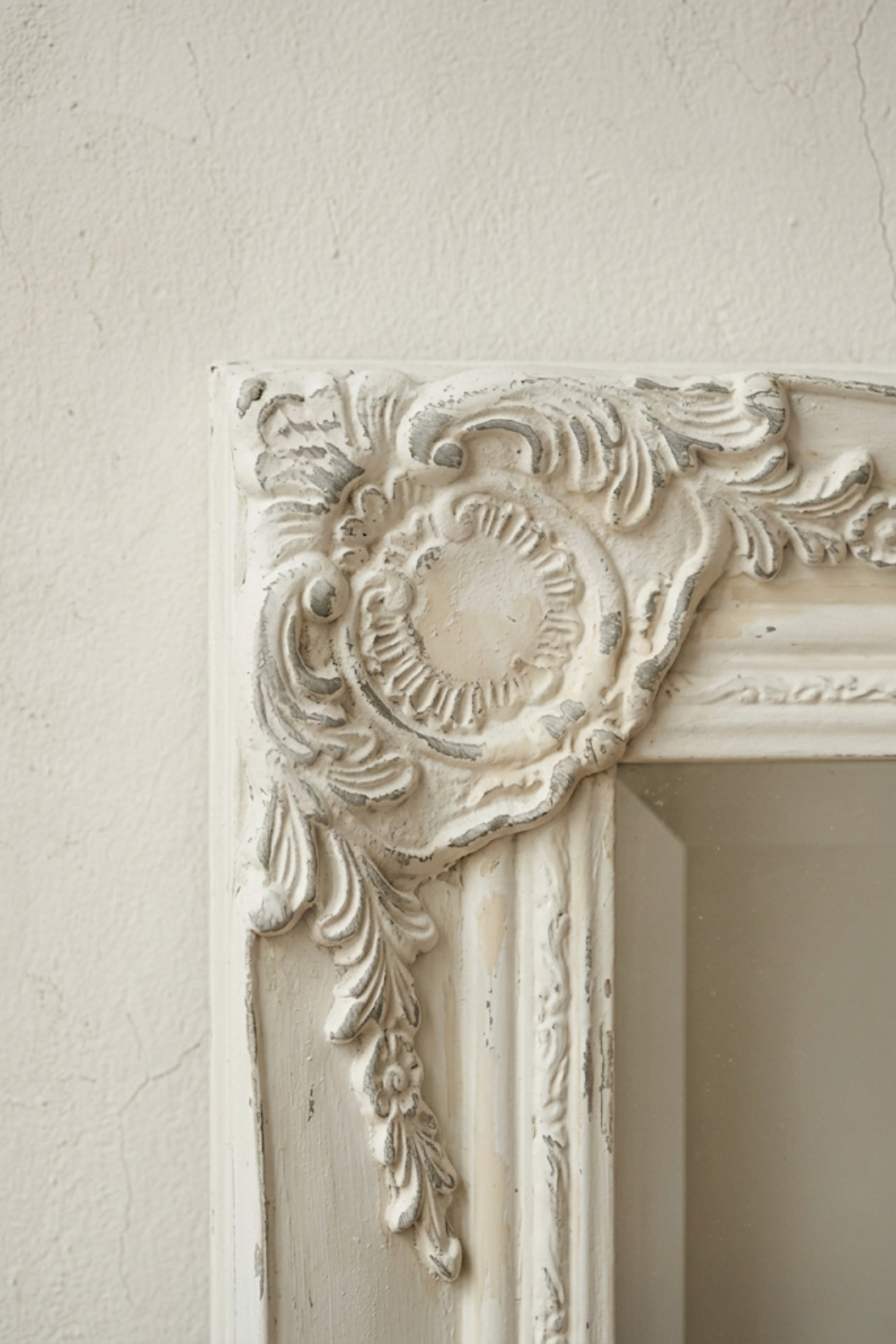 Grand miroir baroque, blanc patiné 50×80 cm. Photo 2 sur 7.