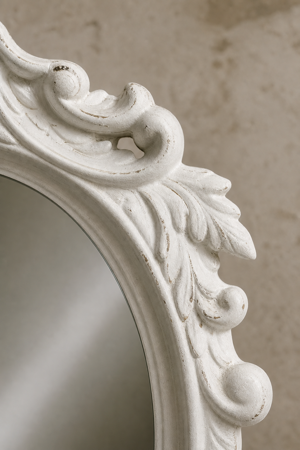 Miroir château, blanc patiné 56×76 cm. Détail du cadre en gros plan.