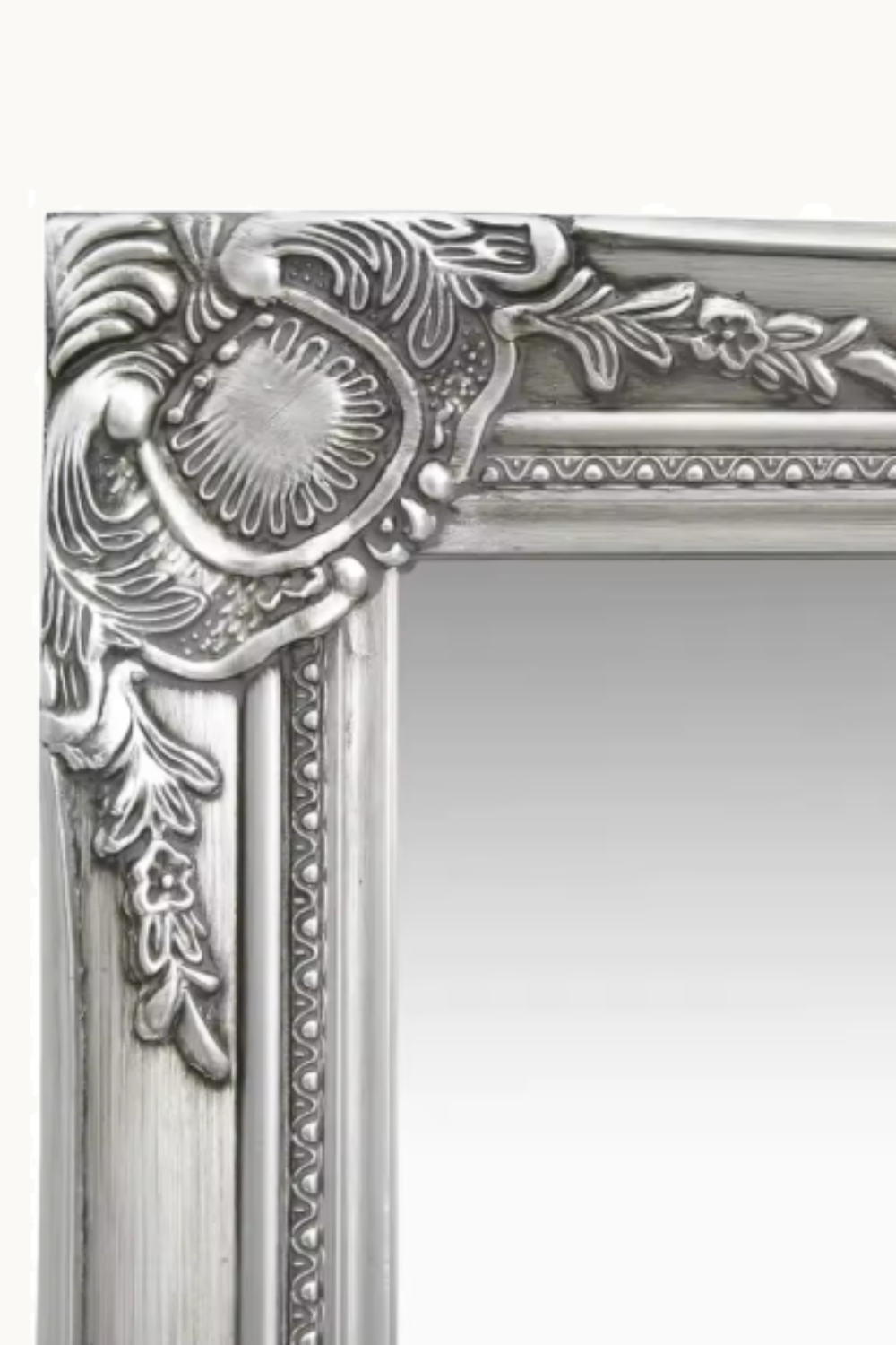 Baroque argenté brossé 50×60 cm. Détail du cadre en gros plan.