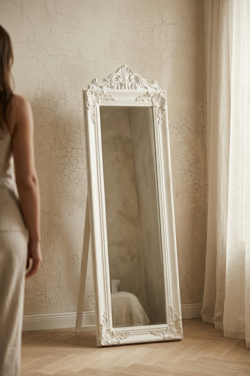 Psyché baroque, blanc patiné 40×160 cm. Présenté avec un objet de référence pour l'échelle.