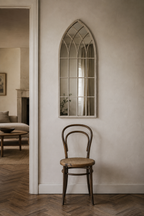 Arche de ferme gris rustique 115×50 cm avec une chaise en bois pour comparaison d'échelle
