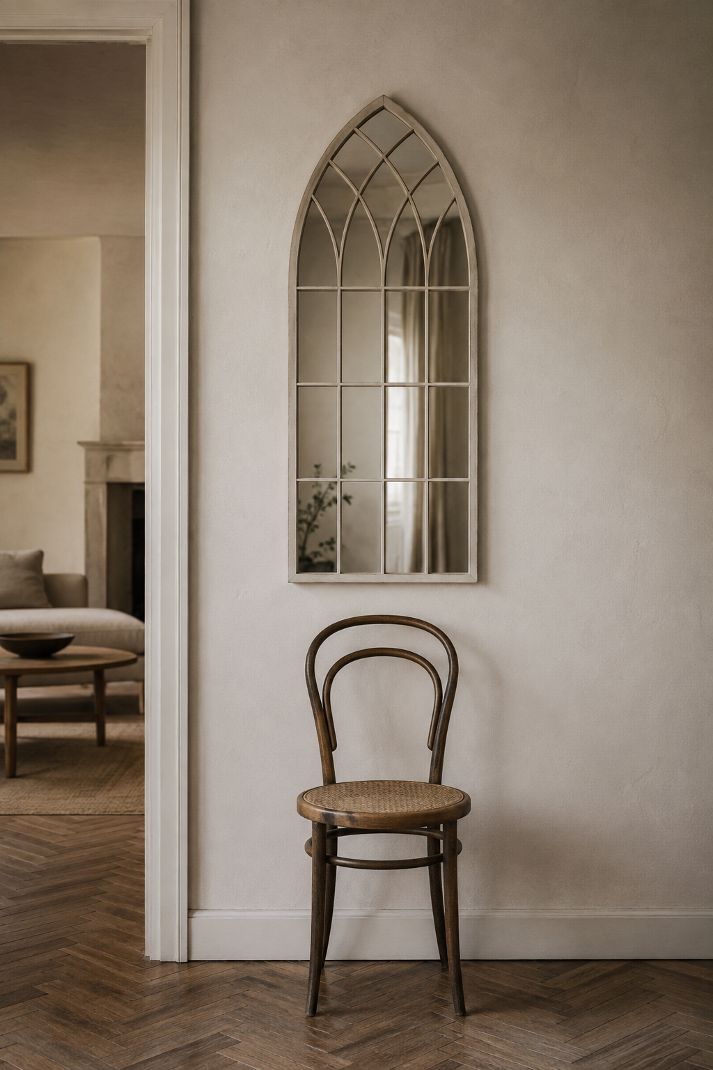 Arche de ferme gris rustique 115×50 cm avec une chaise en bois pour comparaison d'échelle