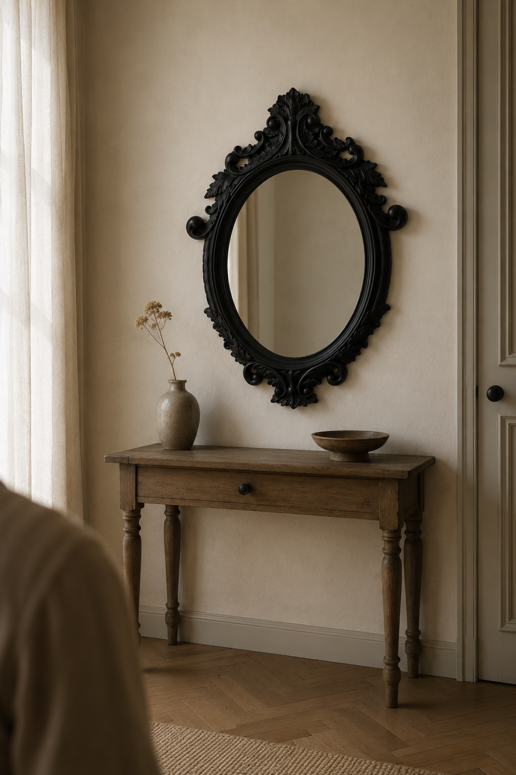 Médaillon château, noir 56×76 cm. Présenté avec un objet de référence pour l'échelle.