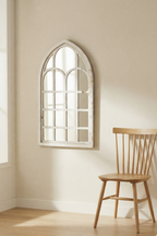 Miroir fenêtre cintrée, 25×45 cm. Présenté avec un objet de référence pour l'échelle.