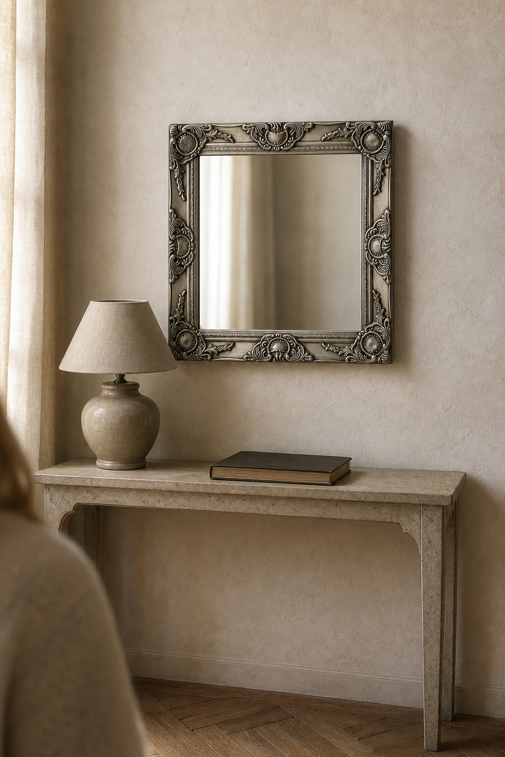 Cadre baroque argenté carré 50 x 50 cm. Présenté avec un objet de référence pour l'échelle.