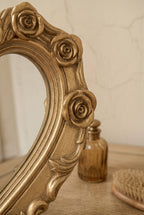Miroir cœur roses sculptées, 14×13,8 cm. Détail du cadre en gros plan.