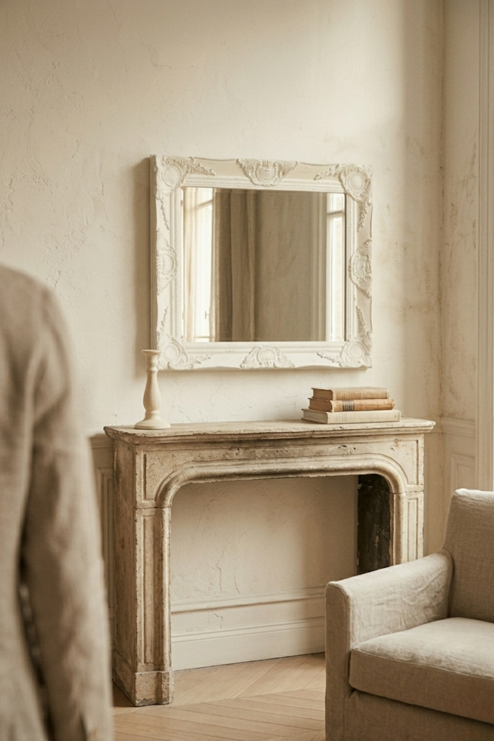 Miroir baroque, blanc patiné 50×40 cm. Présenté avec un objet de référence pour l'échelle.