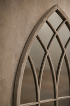 Détail macro du cadre en métal gris rustique et d'un carreau de verre de l'arche de ferme