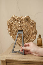 Miroir cœur roses sculptées, 14×13,8 cm. Vu de l'arrière ou en cours d'installation.