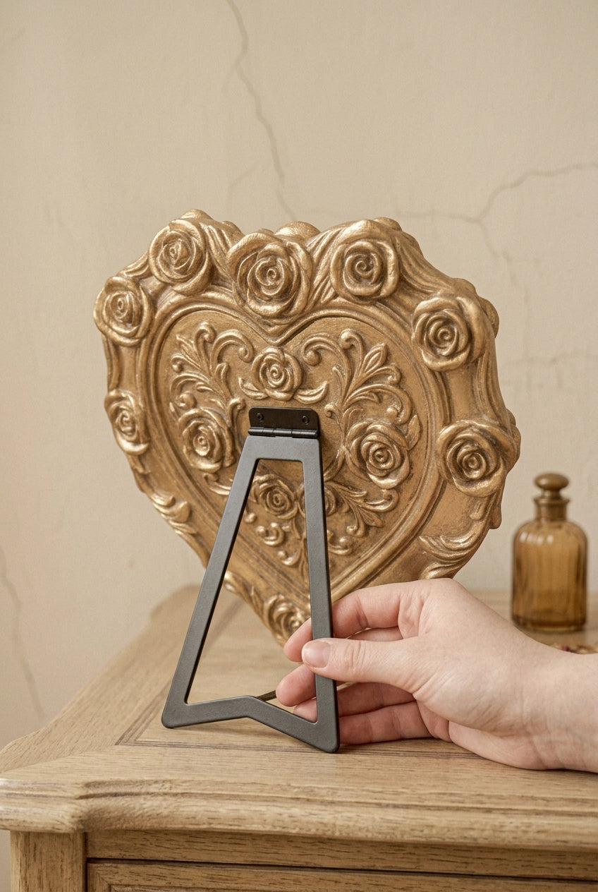 Miroir cœur roses sculptées, 14×13,8 cm. Vu de l'arrière ou en cours d'installation.