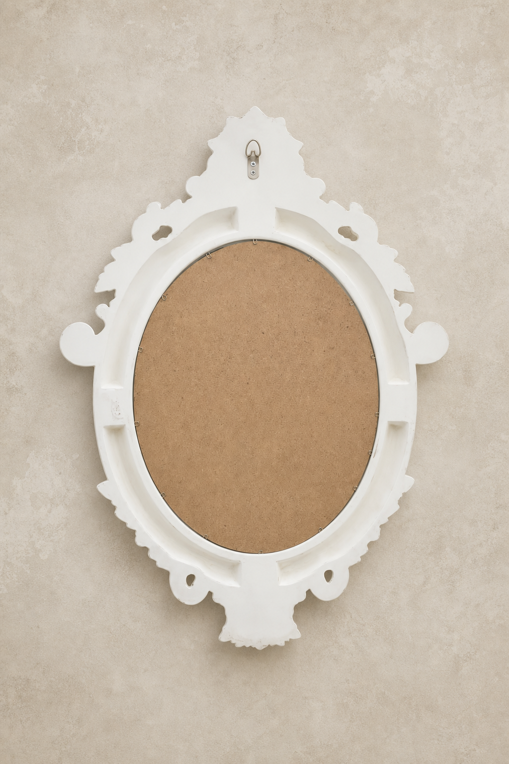 Miroir château, blanc patiné 56×76 cm. Vu de l'arrière ou en cours d'installation.