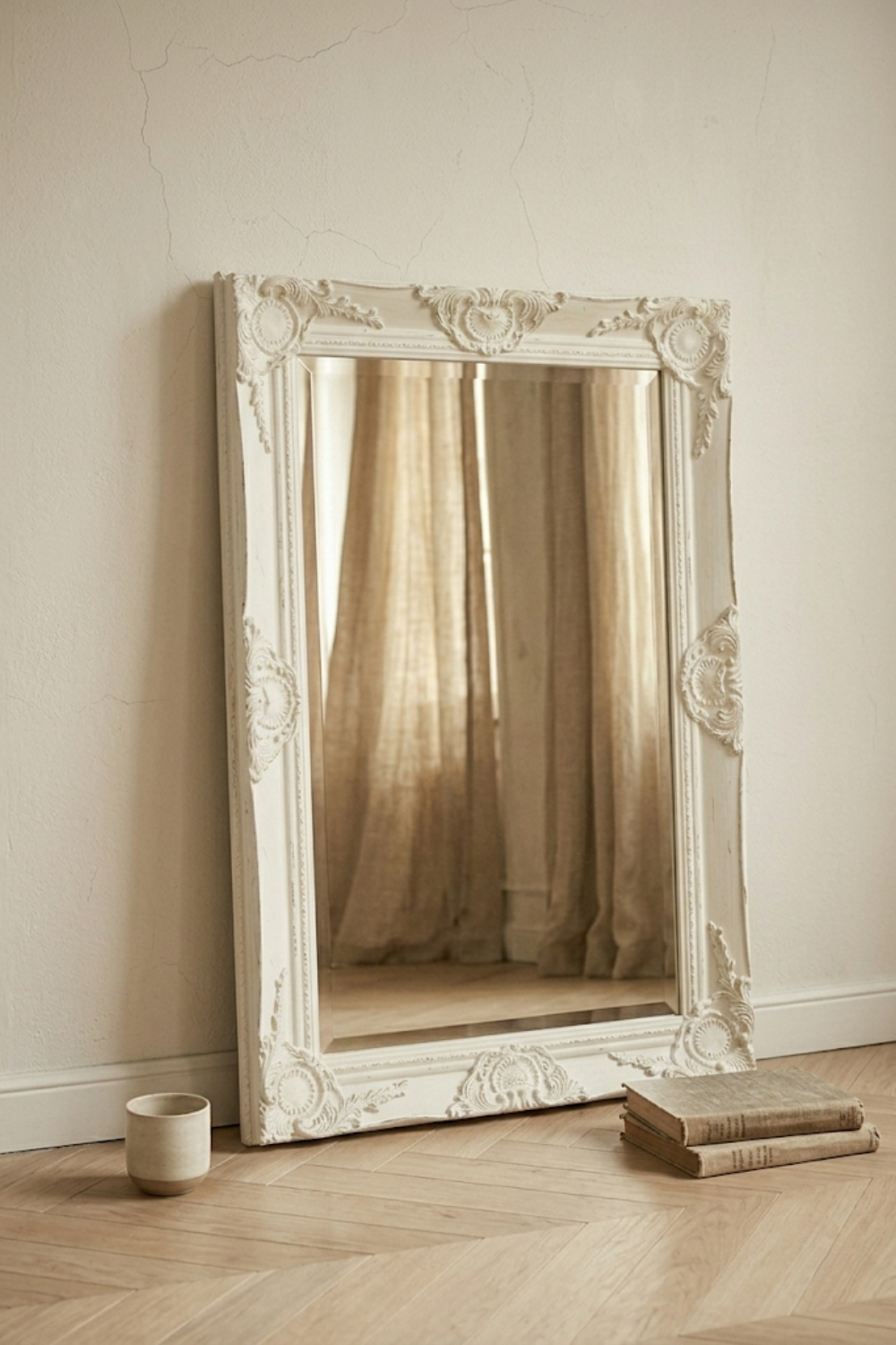 Grand miroir baroque, blanc patiné 50×80 cm. Photo 5 sur 7.