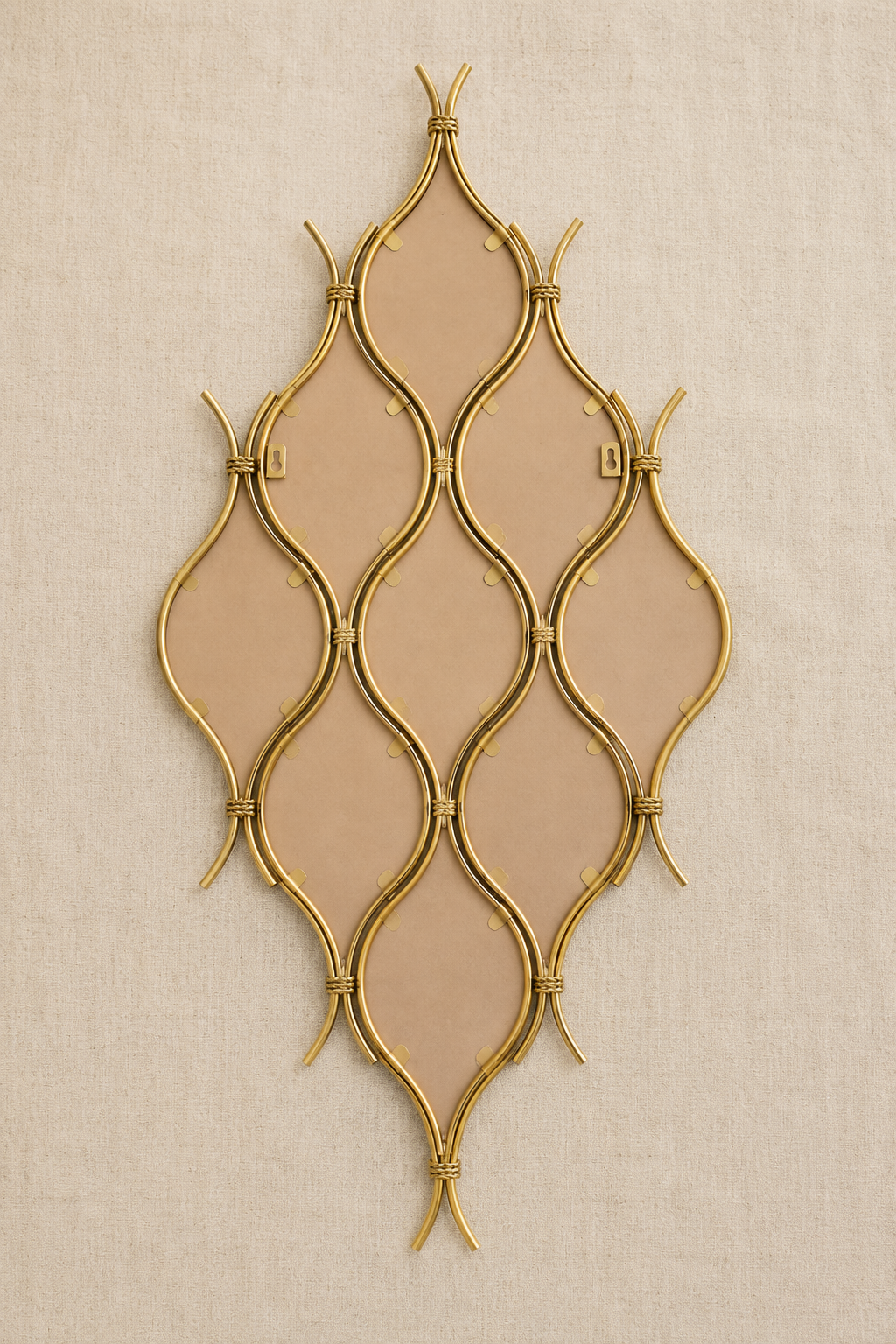 Grille ondulée, doré 100×51 cm. Vu de l'arrière ou en cours d'installation.