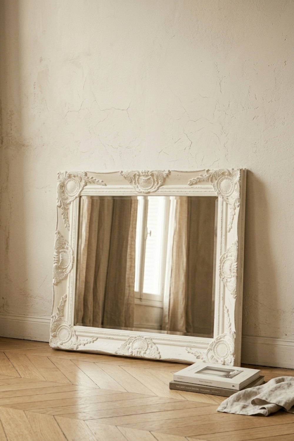 Miroir baroque, blanc patiné 50×40 cm. Vu de l'arrière ou en cours d'installation.