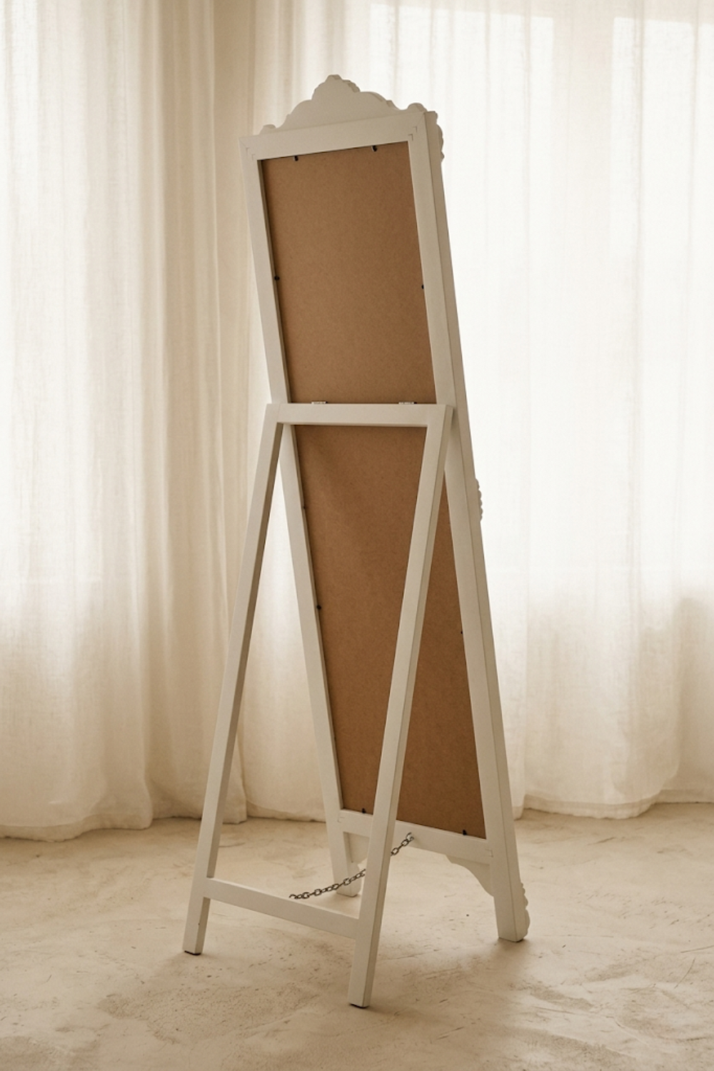 Psyché baroque, blanc patiné 40×160 cm. Vu de l'arrière ou en cours d'installation.