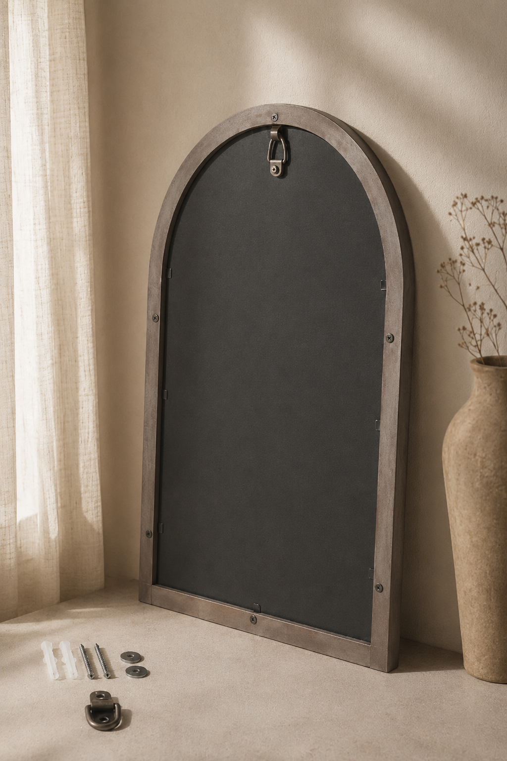 Miroir fenêtre cintrée, métal gris rustique 69 x 88,5 cm, Gris rustique patiné. Vu de l'arrière ou en cours d'installation.