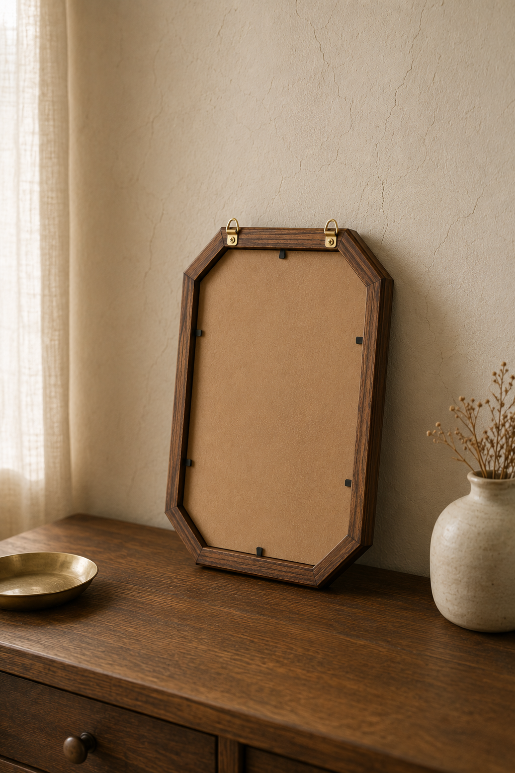 Miroir à pans coupés brun noyer, 22×37 cm. Vu de l'arrière ou en cours d'installation.
