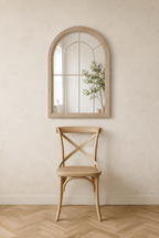 Arche de ferme bois clair 88×69,5 cm avec une chaise en bois pour comparaison d'échelle