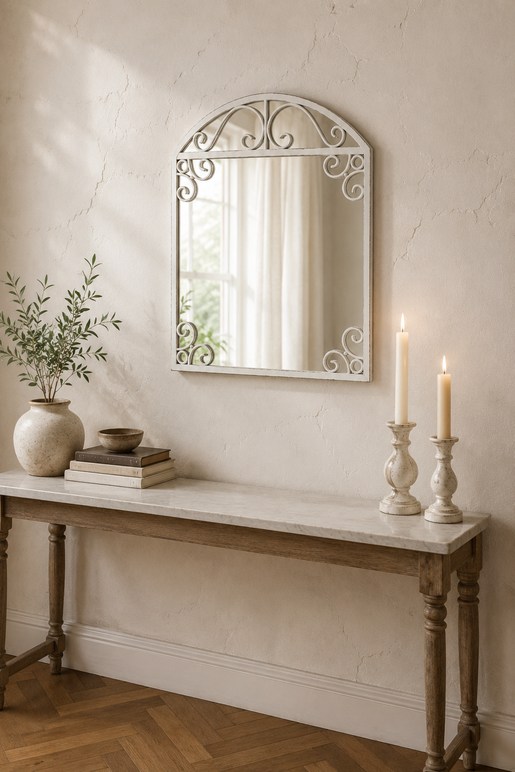 Arche à volutes blanc vieilli 50×44 cm avec des bougies pour comparaison d'échelle