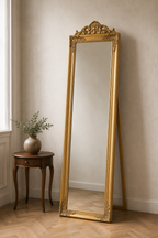 Psyché baroque dorée 160×40 cm avec une table d'appoint pour comparaison d'échelle
