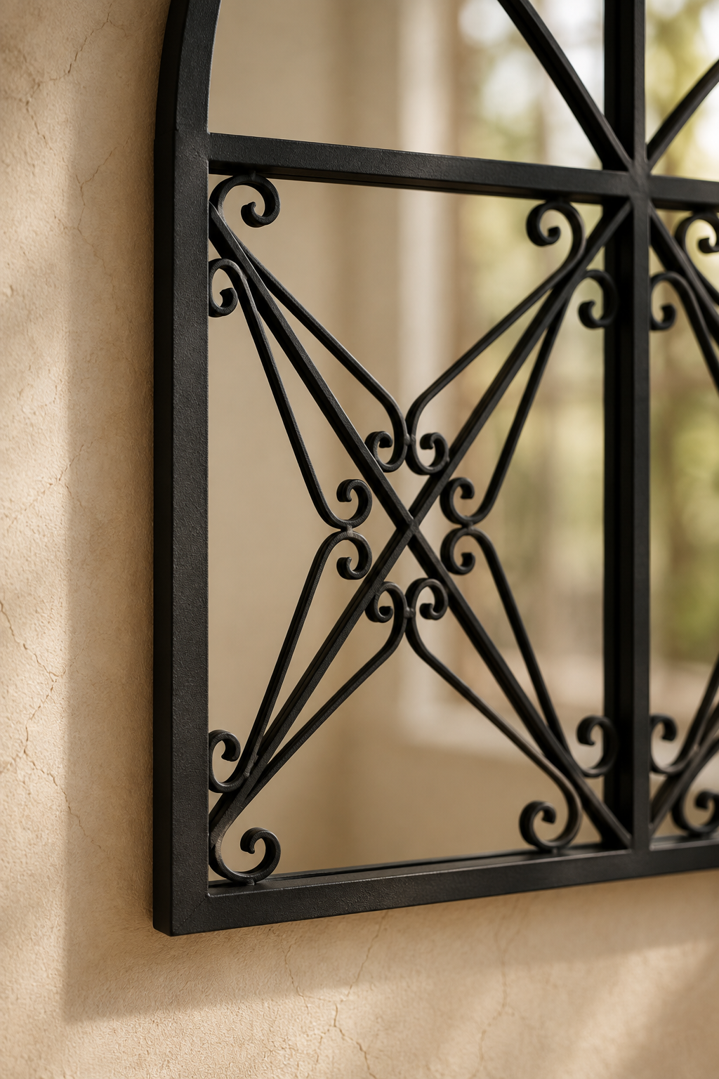 Détail macro de la ferronnerie noire sculptée et du verre de la verrière ouvragée