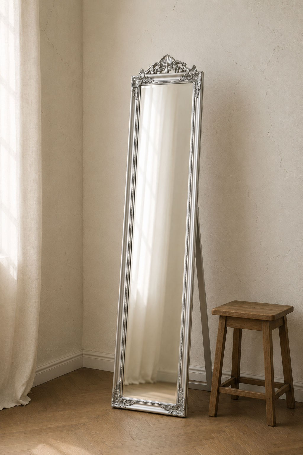 Psyché baroque argentée 160×40 cm avec une table d'appoint pour comparaison d'échelle