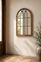 Arche vitrail en bois naturel et grille noire, dans une entrée au mur en plâtre