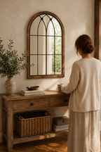 Femme de dos près de l'arche vitrail bois naturel, console d'entrée en lumière du matin