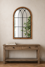 Arche vitrail bois naturel 91×61 cm avec deux livres empilés pour comparaison d'échelle