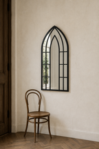 Arche à triple pointe noire 100×45 cm avec une chaise en bois pour comparaison d'échelle
