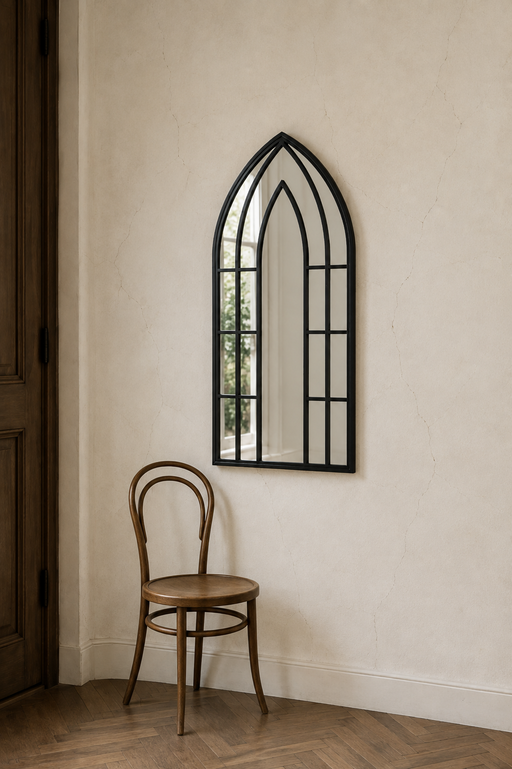 Arche à triple pointe noire 100×45 cm avec une chaise en bois pour comparaison d'échelle