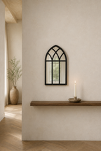 Petite fenêtre vitrail noire 17,5×30 cm avec une bougie pour comparaison d'échelle