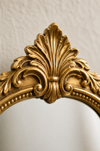 Détail macro du fronton sculpté et de la finition dorée de la petite arche baroque