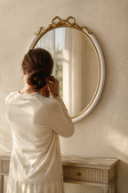Femme de dos près de l'ovale nœud doré, coiffeuse en lumière du matin