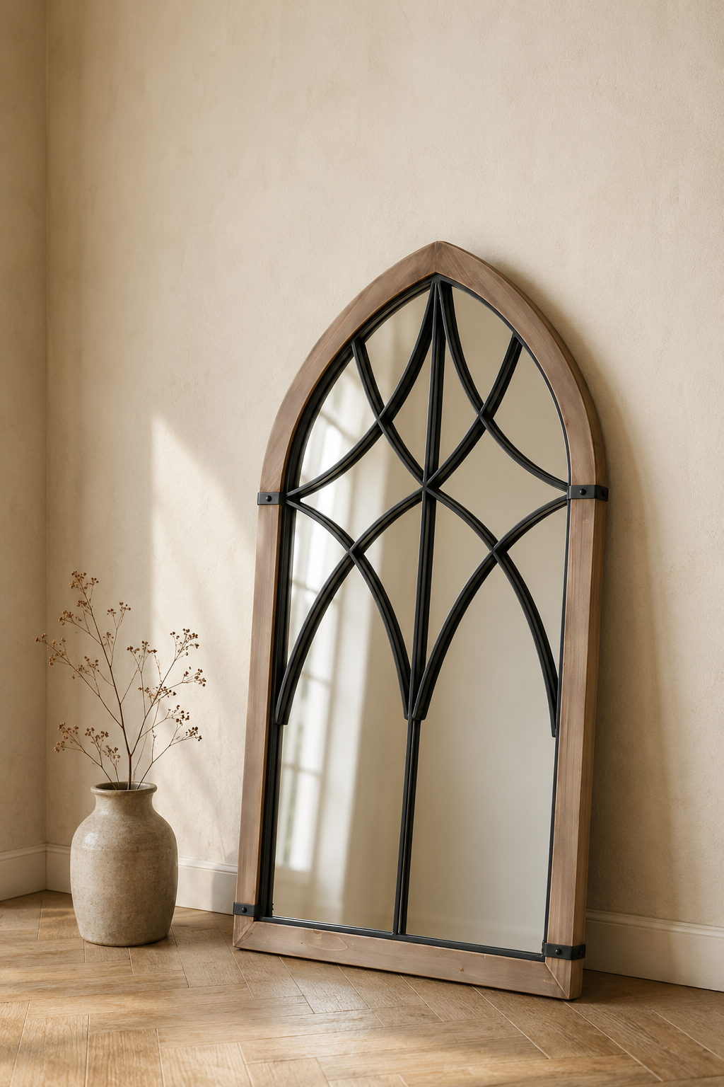 Miroir arche cathédrale, bois et ferronnerie noire, Marron bois et noir, ferronnerie ajourée en étoile. Vu de l'arrière ou en cours d'installation.