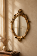 Miroir ovale, baroque doré 37×23 cm, Doré à reliefs sculptés, patine bronze dans les creux. Vue d'ensemble.
