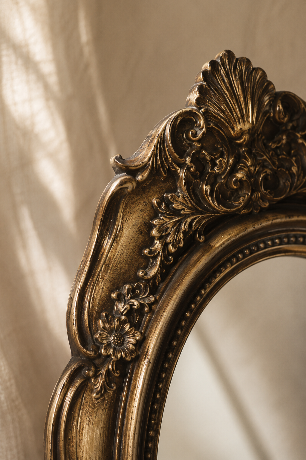 Miroir coiffeuse, baroque doré 17×21,5 cm, gros plan sur le motif coquille sculpté du cadre.