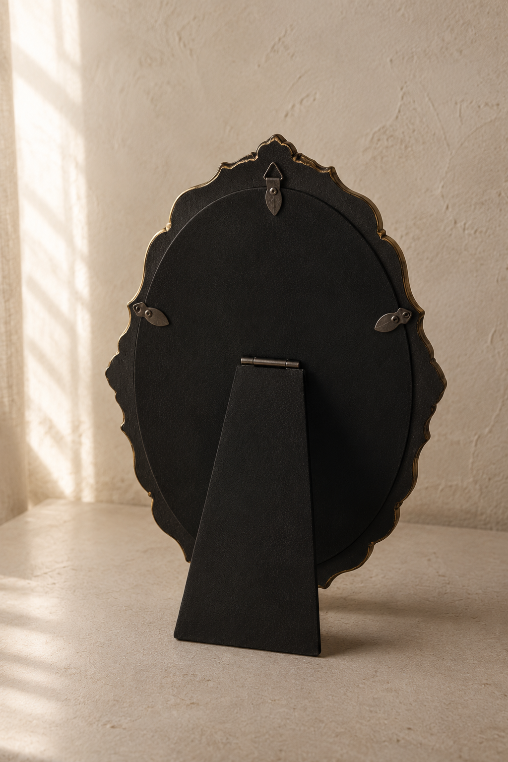Miroir coiffeuse, baroque doré 17×21,5 cm, vue arrière avec pattes d'accroche murale et pied-support articulé.