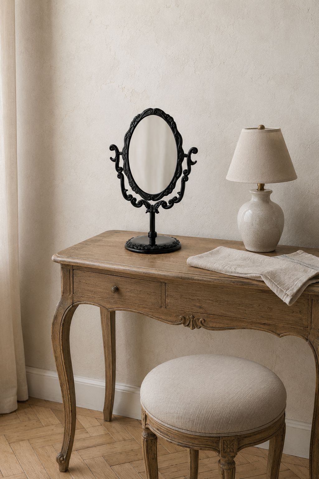 Miroir coiffeuse papillon, noir 22×16 cm. Présenté avec un objet de référence pour l'échelle.