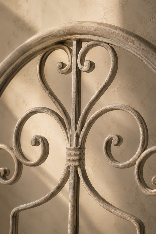 Arche en fer façonné beige, effet rouille 100×45 cm. Détail du cadre en gros plan.